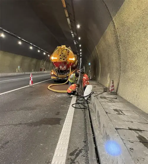 镇宁隧道排水渠清淤